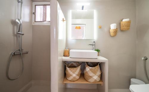un baño con lavabo y espejo en Earthy House - 2, en Mesariá
