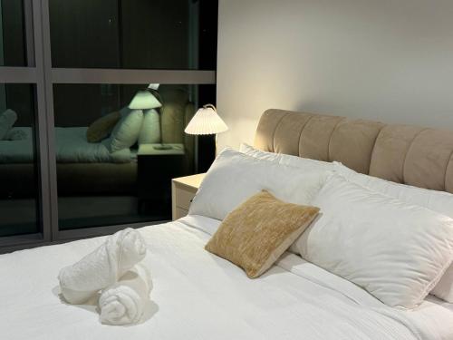 Ένα ή περισσότερα κρεβάτια σε δωμάτιο στο Queens Home - New on Casino
