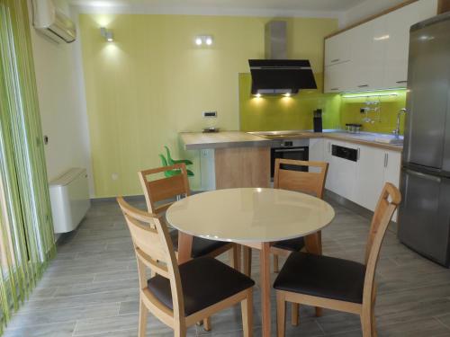 Kuchyň nebo kuchyňský kout v ubytování Apartments Jukic