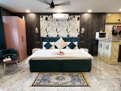 een slaapkamer met een groot bed in een kamer bij The Scenic Roofhouse by Amrove near Rajpur road in Dehradun