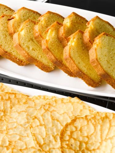 een wit bord met sneetjes brood en chips bij Campanile Salon-De-Provence in Salon-de-Provence