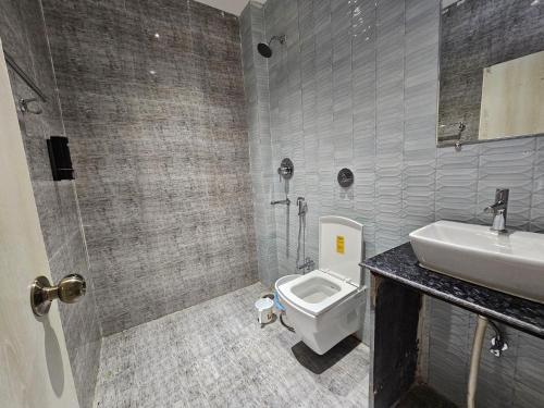 un baño con lavabo e inodoro en Hotel Bilasa Park Inn, 