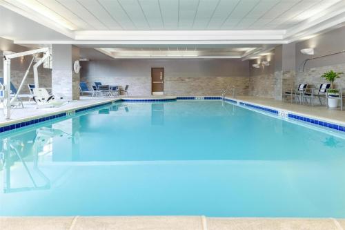 a pool with blue water in a hotel room at Hilton Garden Inn Hanover Arundel Mills, MD in Hanover
