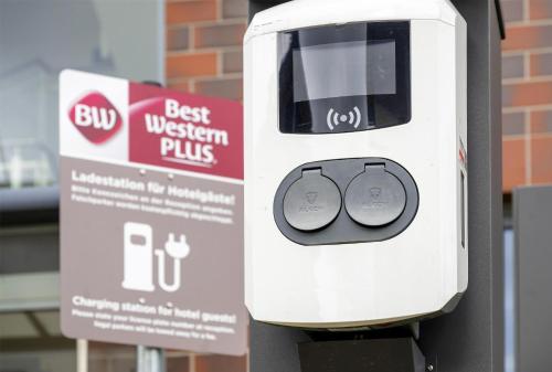 a payment machine with a mouse on it next to a sign at Best Western Plus Hotel Papenburg in Papenburg