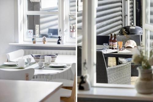 due immagini di una sala da pranzo con tavolo e finestra di BL1284-Blokhus-Tyttebaervej-4 a Blokhus