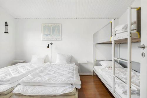 una camera bianca con 2 letti a castello di BL1284-Blokhus-Tyttebaervej-4 a Blokhus
