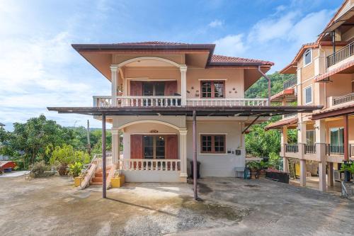 una casa con un balcón encima en Serenity Holiday Villa 1 D Karon Beach, en Karon Beach