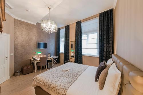 a bedroom with a bed and a desk in a room at Boutique Hotel Caelus VII in Tongeren