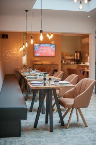 a dining room with a long table and chairs at Boutique Hotel Caelus VII in Tongeren