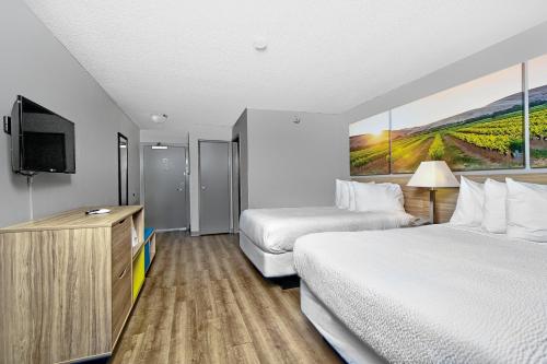 Katil atau katil-katil dalam bilik di Days Inn by Wyndham Novato/San Francisco
