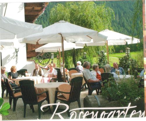 Um restaurante ou outro lugar para comer em Hotel Rosengarten