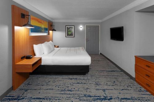 Una cama o camas en una habitación de La Quinta Inn by Wyndham Champaign
