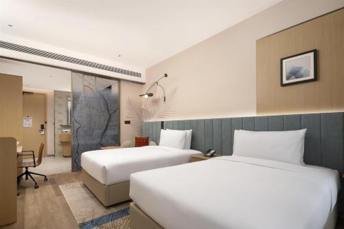 Katil atau katil-katil dalam bilik di Hilton Garden Inn Linyi Shangcheng