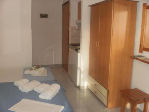 ein kleines Zimmer mit 2 Betten und einer Küche in der Unterkunft Studios Kallirachi in Skala Kallirachis