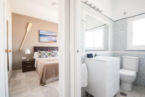 een badkamer met een bed, een toilet en een wastafel bij Apartment Altavista in Cádiz