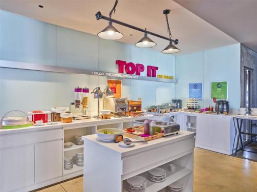 een winkel vol met allerlei soorten eten bij Tru by Hilton Thai Binh City Centre in Thái Bình