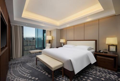 Ένα ή περισσότερα κρεβάτια σε δωμάτιο στο Intercontinental Jinan City Center by IHG