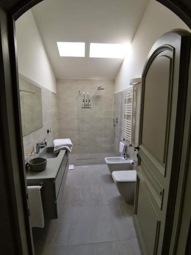 a bathroom with two sinks a toilet and a tub at B&B Villa Argiolas in Modena