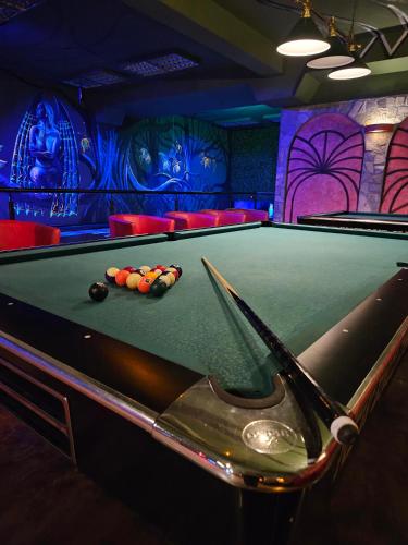 a pool table with a pair of snooker cues at Hotel Kasztel in Rzezawa