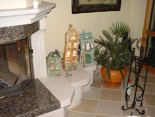 Una sala de estar con chimenea y figuras de casas. en Вилла класса люкс, en Varna