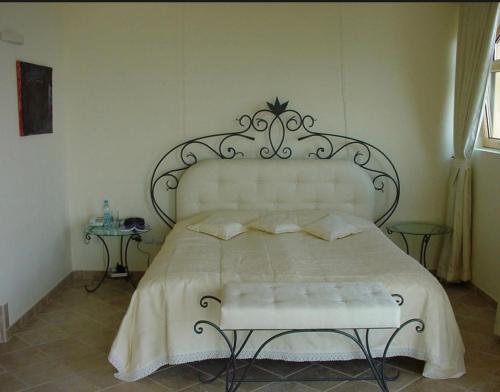 Un dormitorio con una gran cama blanca en una habitación. en Вилла класса люкс, en Varna
