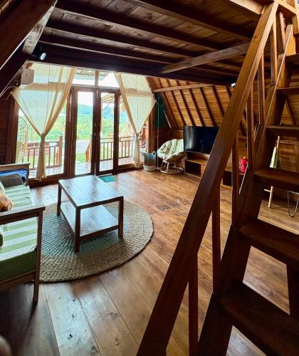 Ruang duduk di Cascadia Rad Villa