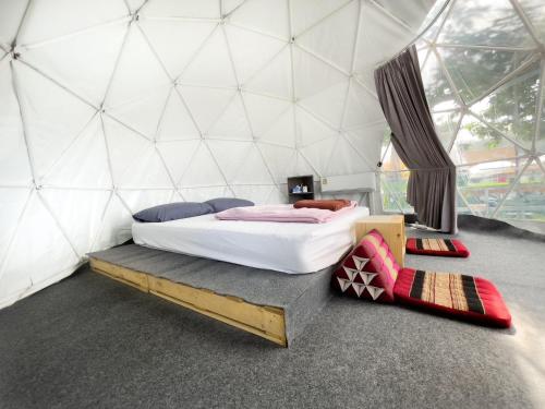 a bedroom with a bed in a dome tent at Phu Fahsai Homestay in Mon Jam