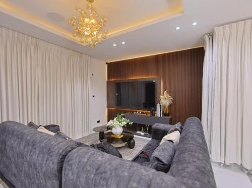 Acorn-Luxury 3bedroom Apartment with Lakeview