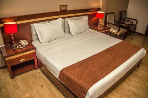 Una cama o camas en una habitación de Hotel Rosebud