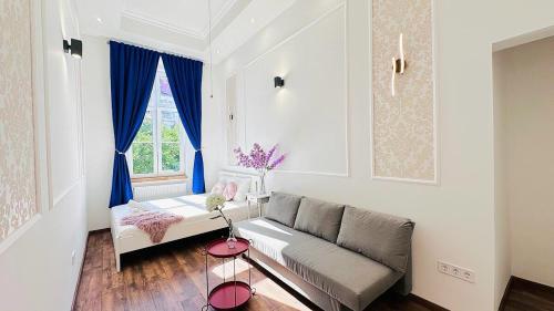 ein Wohnzimmer mit einer Couch und einem Fenster in der Unterkunft Apartment in Jozsef krt 50 in Budapest