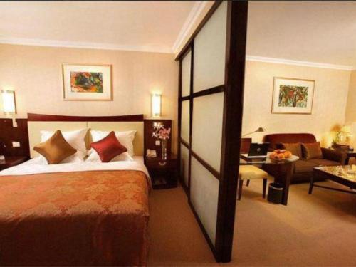 Postel nebo postele na pokoji v ubytování Beijing Jinjiang Fuyuan Hotel