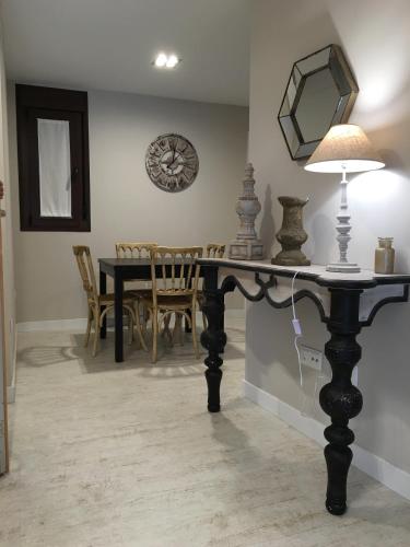 a dining room with a table and a mirror at Morendal-Zaaita in Soria