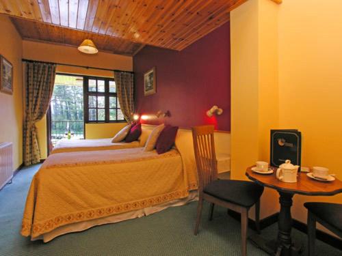Un pat sau paturi într-o cameră la 19th Green Guesthouse