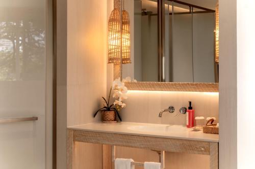 Bilik mandi di Wan'an Tinglan Wild Luxury Resort Hotel