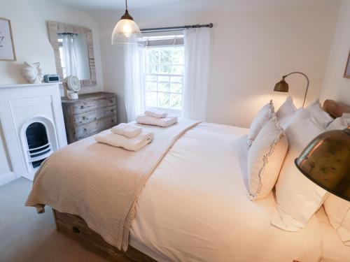 Giường trong phòng chung tại Victoria Cottage 4 East Green