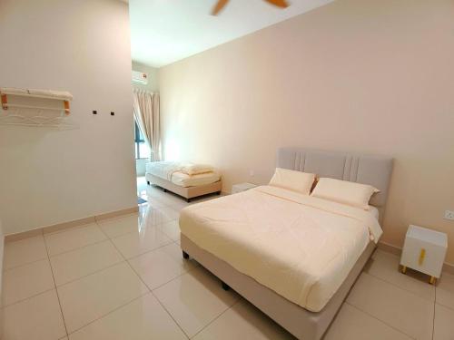 ein weißes Schlafzimmer mit 2 Betten darin in der Unterkunft Yellowstone 13pax GatedGuarded KTV Games Kidslide in Keluang