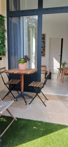 Un patio o zona al aire libre en Studio port santa lucia