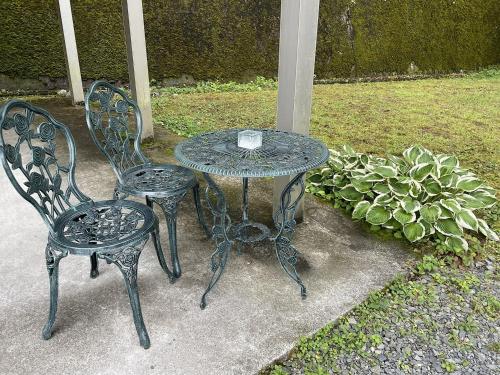 a table and two chairs sitting next to a table and a table and chairs at はなの環 in Nikko