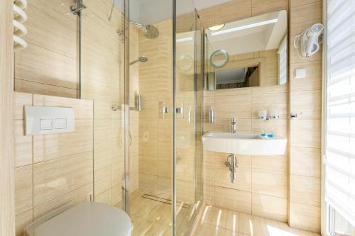 a bathroom with a toilet and a sink at Villa Cannes Jastarnia in Jastarnia