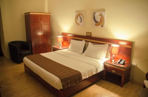 Una cama o camas en una habitación de Hotel Rosebud