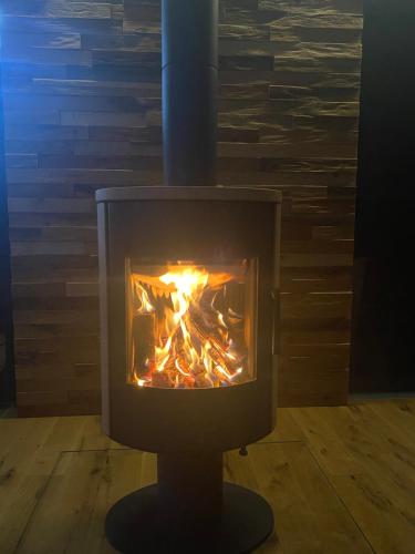 a stove with a fire inside of it at Hrdlička Slapy Chalot in Buš