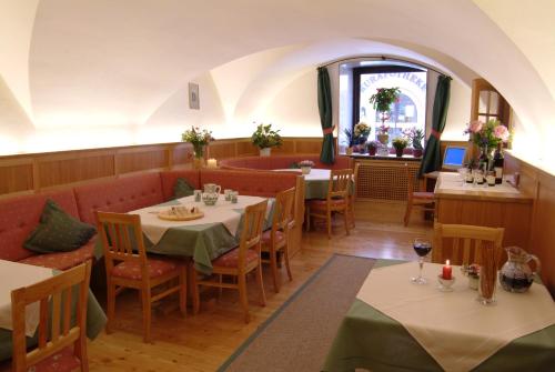 een restaurant met tafels en stoelen en een raam bij Haus Friedrichsburg in Bad Hofgastein