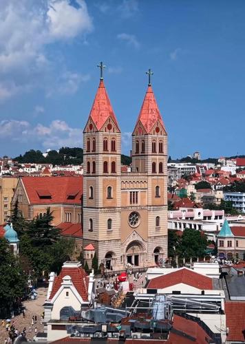 Pemandangan umum bagi Qingdao atau pemandangan bandar yang diambil dari hotel