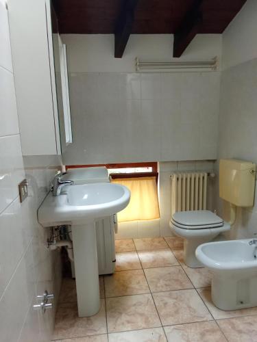 a bathroom with a sink and a toilet at Eliza's in Lurate Caccivio