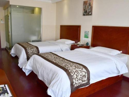Кровать или кровати в номере GreenTree Inn Tianjin JinNan ShuangLin Metro Station Express Hotel