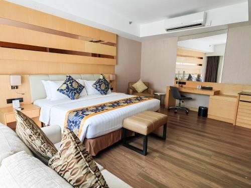a hotel room with a large bed and a desk at Best Western Plus Metro Clark in Angeles