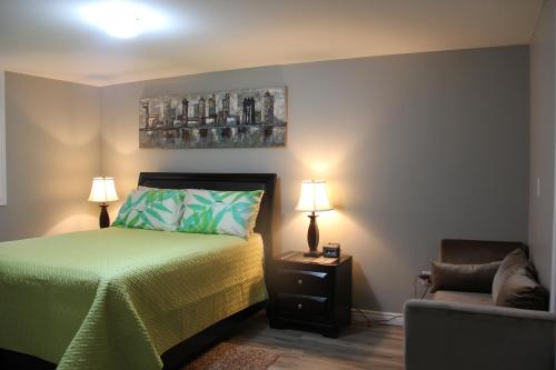 sypialnia z łóżkiem, krzesłem i 2 lampami w obiekcie Serendib Bed and Breakfast w mieście Stratford