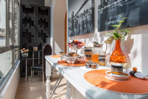 ミラノにあるBnButler - Luxury Apartment - Broletto 39のダイニングルーム(テーブル、食べ物付)