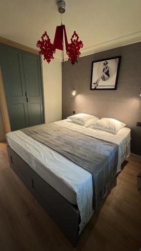 Ένα ή περισσότερα κρεβάτια σε δωμάτιο στο Renovated & cozy apartment