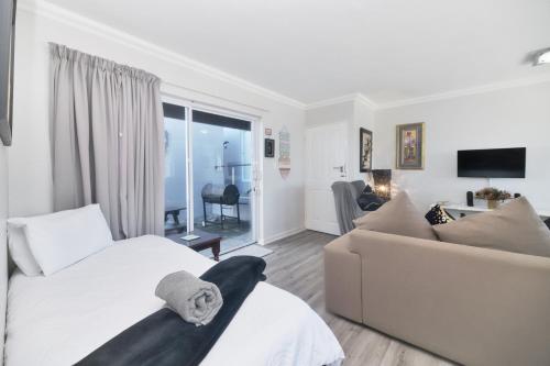 Televisyen dan/atau pusat hiburan di Redsky self catering Agulhas
